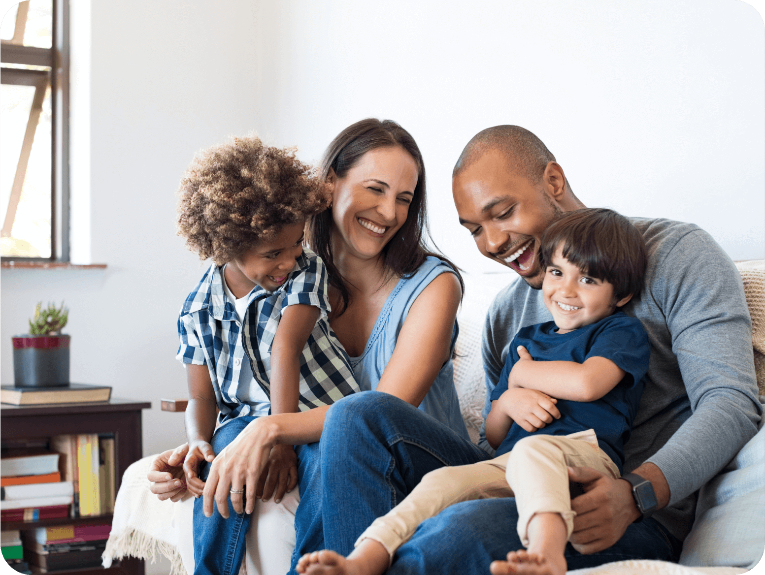 Família feliz com os serviços da Exmed