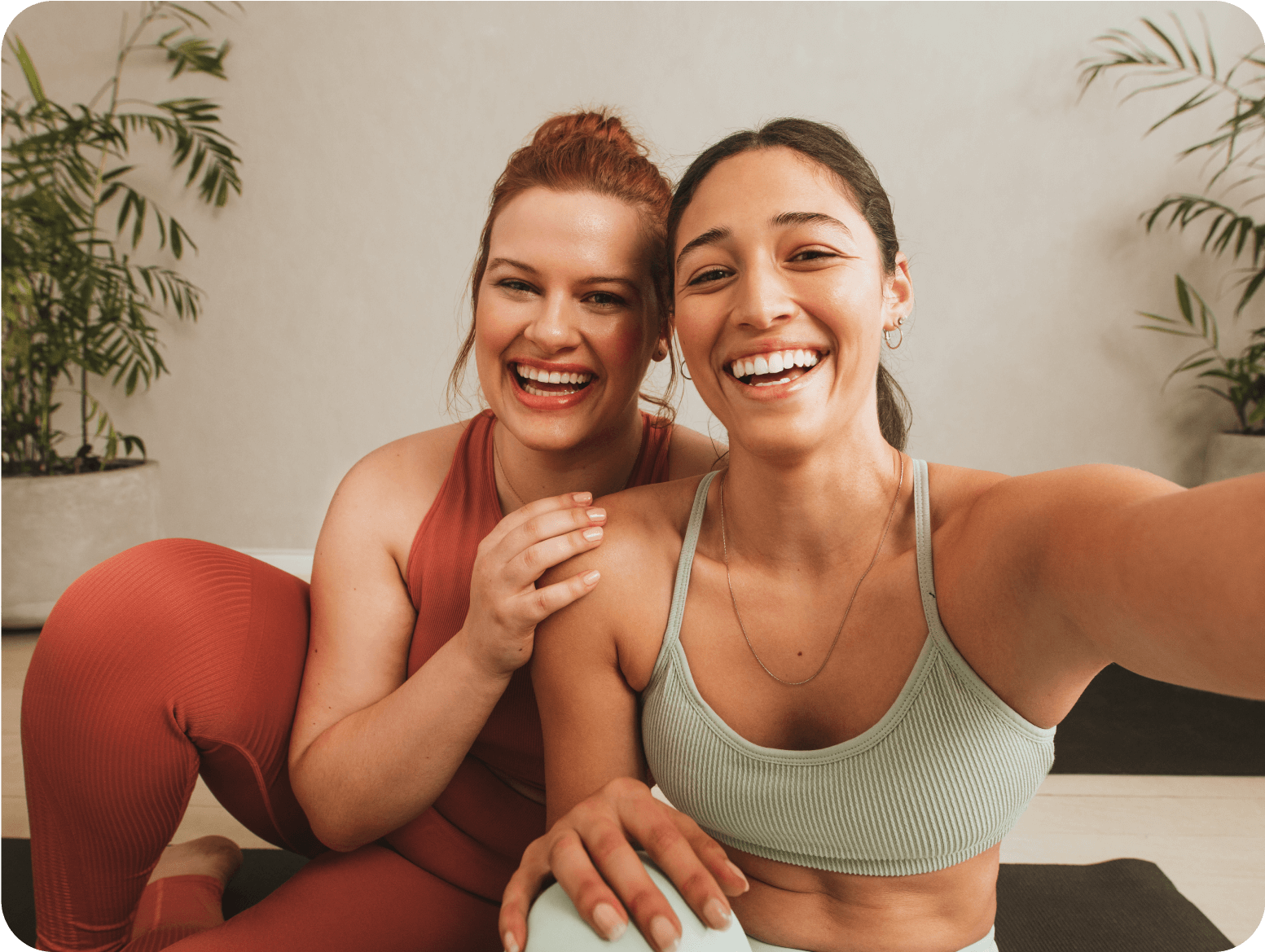 Amigas tirando uma selfie após utilizar o nosso app do bem estar para fazer ioga